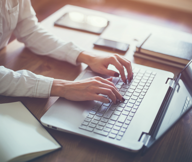 personas trabajando copywriting - Corriente alterna