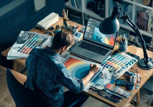 Diseñador gráfico en proceso creativo