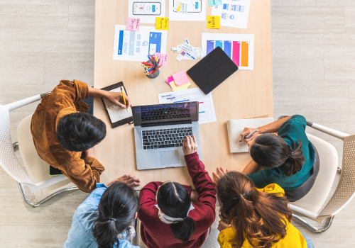 equipo de diseño gráfico en proyecto - corriente alterna